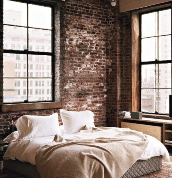 Dinding dengan pola batu bata ekspos